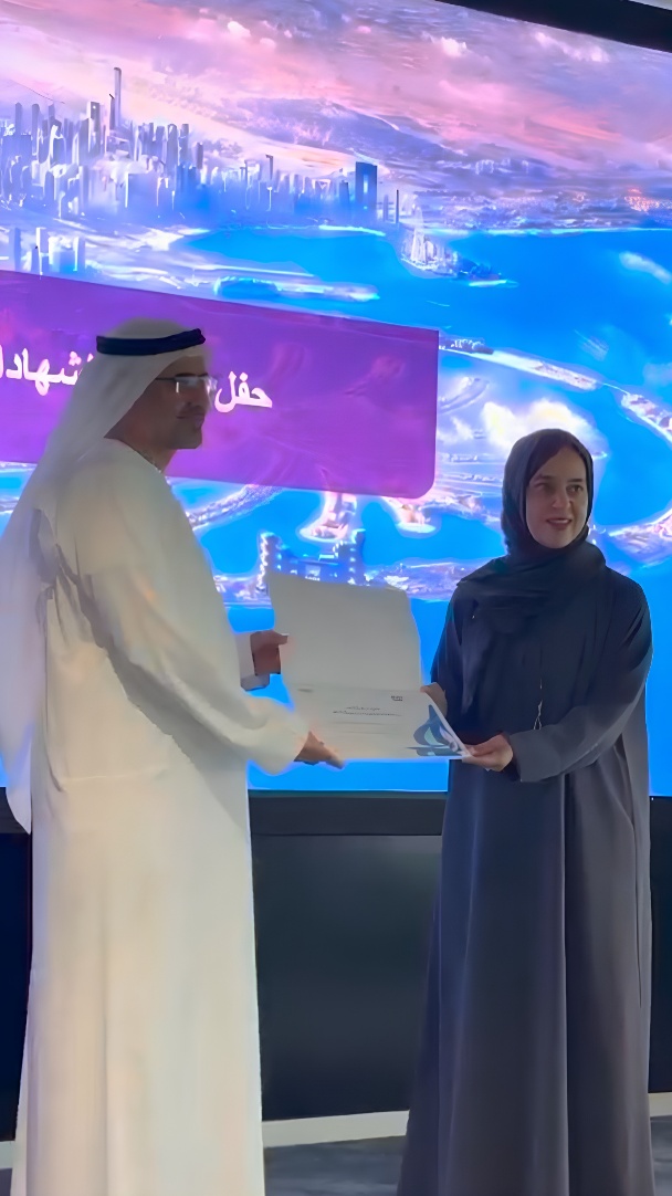 Falak Tayyeb Platinum receiving recognition from Dubai College of Tourism