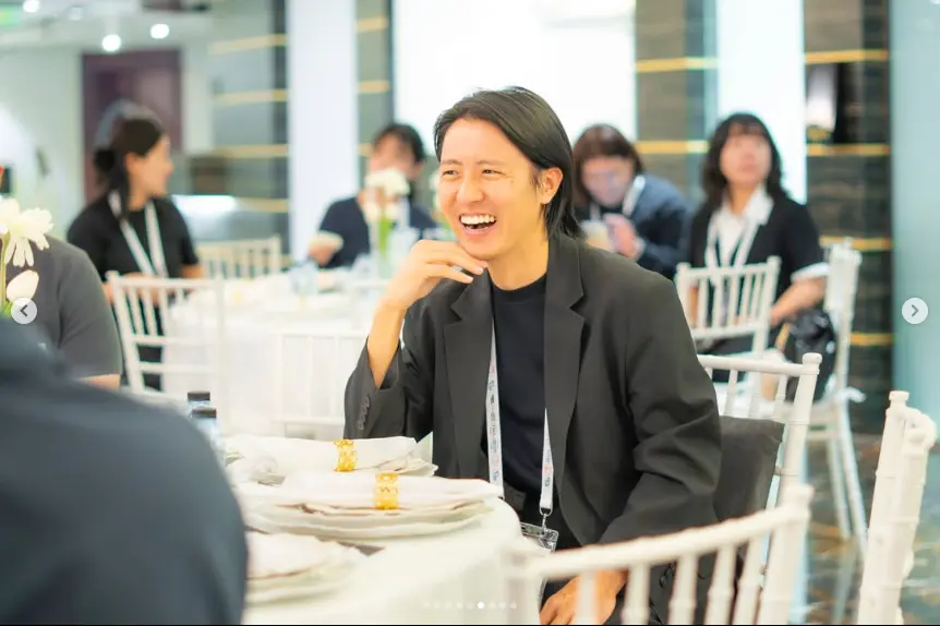 Korean startup founders speaking with investors after presentations